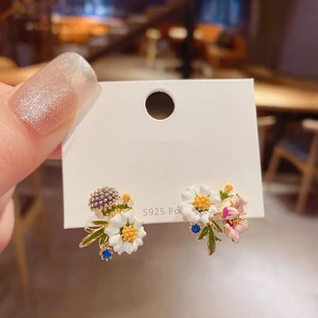 Модные серьги-гвоздики с пчелиным цветком, новый дизайн, Корейская большая блестящая дешевая серьга для женщин, модные украшения Оптом 2023