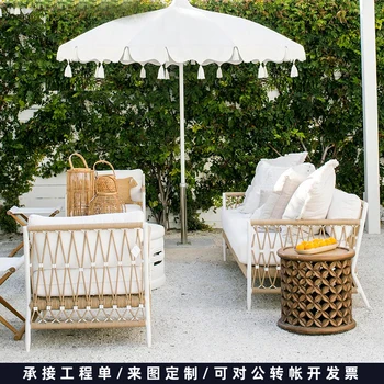 Уличный диван из ротанга в современном стиле, терраса во внутреннем дворе, стол из каменной доски, набор мебели