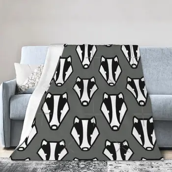Ультрамягкое одеяло из микрофлиса Badger Badger серо-черного цвета с рисунком барсука